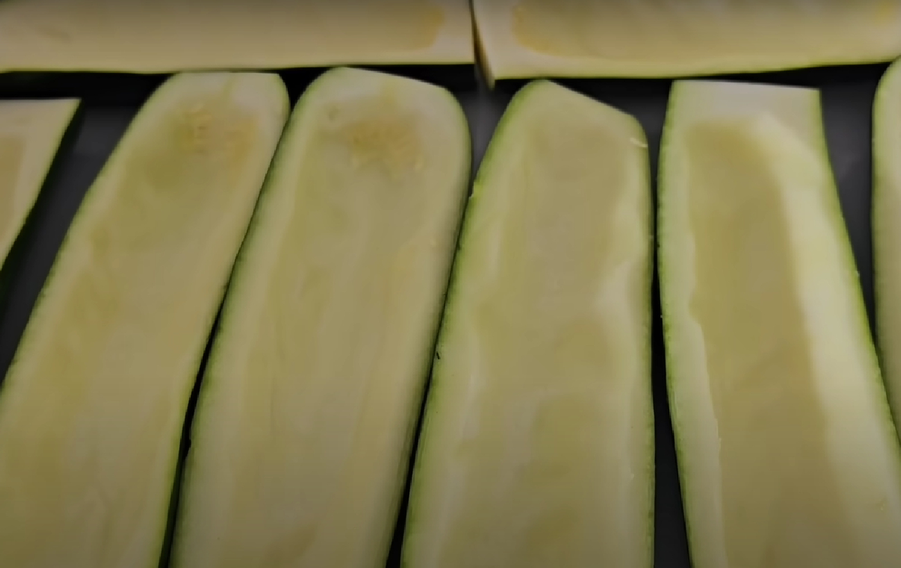 Кабачкові човники з куркою та сиром: рецепт легкої вечері для літнього вечора